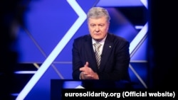 Про те, що ліквідована ботоферма пов’язана із «Європейською солідарністю» – політсилою експрезидента, а нині народного депутата Петра Порошенка, – повідомила з посиланням на власні джерела у правоохоронних органах низка українських ЗМІ