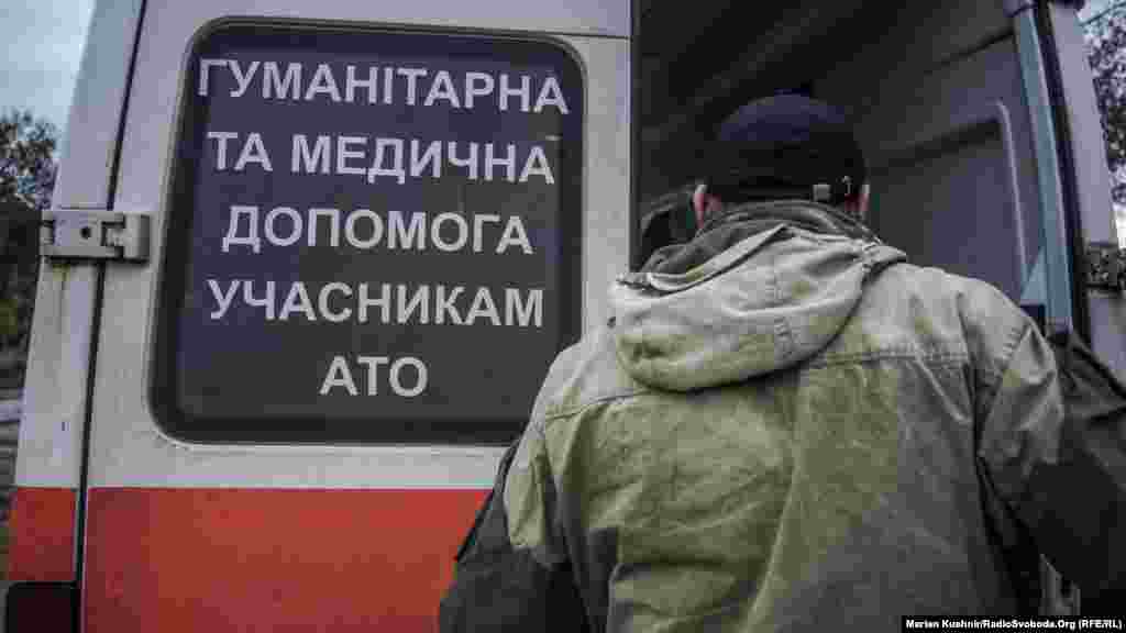 Волонтер Александр с позывным «Саид», участник боевых действий, служил в батальоне «Айдар», позже уволился. После увольнения, присоединился к волонтерской группе и помогает развозить медпрепараты в зону боевых действий