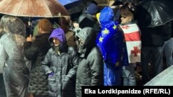 „დედა 64 წლისაა. უკვე ეძინა, კარზე კაკუნმა რომ გააღვიძა. კარი რომ გააღო, სადარბაზოში ჩამწკრივებული ხუთი პოლიციელი დახვდა“...