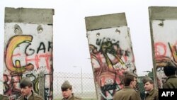 Східні німецькі прикордонники демонтують частину Берлінської стіни, щоб відкрити новий пропускний пункт між Східним та Західним Берліном, 11 листопада 1989 року.