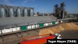 Элеваторы с зерном, иллюстрационное архивное фото