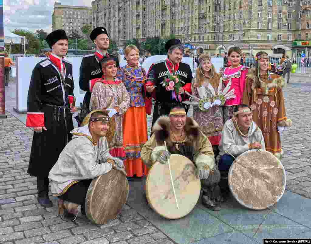 Кубань представляли только казаки. На фотографии - вместе с артистами из Чукотки 