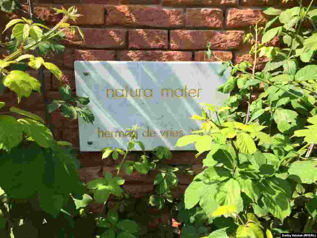 Хозяин голландского павильона Герман де Врис нашел заброшенный остров Лазаретто Веккьо, куда отправляли больных во время эпидемии чумы, и украшает стены бывших больничных корпусов табличками с многозначительными надписями. 