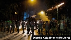 Pripadnici policije tokom intervencije na protestu u Novom Sadu, 5. septembar 2025.