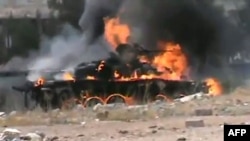 Горящий танк правительственных войск