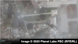 თანამგზავრის მიერ 8 მარტს გადაღებულ ფოტოზე ჩანს კარვები, მანქანები და ხალხის ჯგუფი, რომლებიც რუსეთის ჰმეიმიმის საჰაერო ბაზასთან მივიდნენ