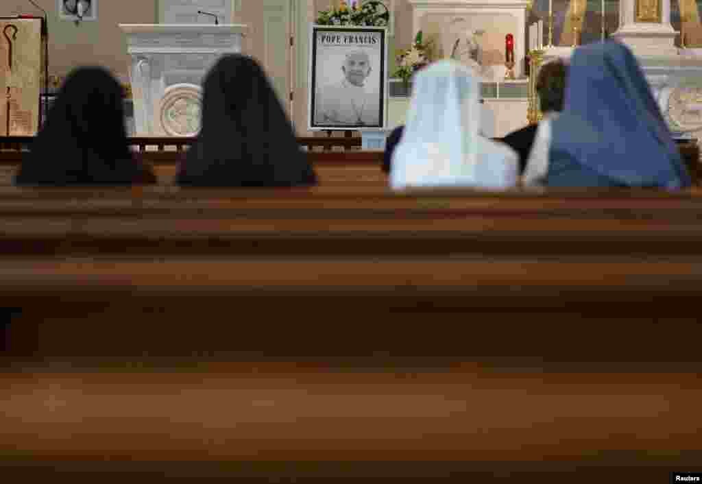 Časne sestre učestvuju u misi zadušnici za papu Franju u Katedrali Dobrog Pastira u Singapuru.