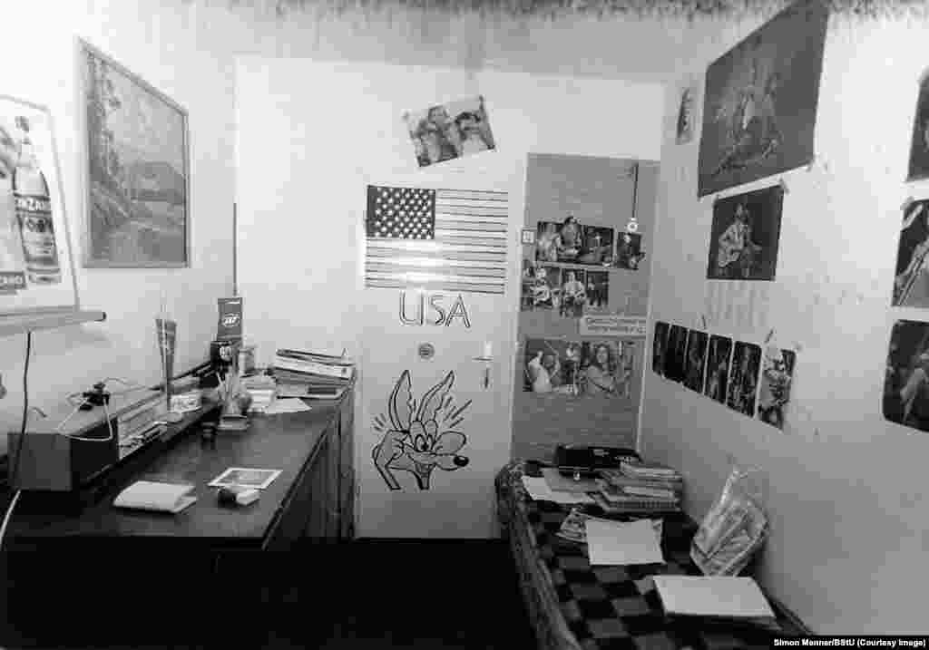 Фотография, доказывающая, что у подростка, живущего в этой комнате, есть прозападные интересы и взгляды. Один из аспектов работы Штази состоял в "декомпозиции" – психологическом давлении на диссидентов. Для этого с помощью доносов разрушали их карьеры, проводили унизительные кампании коллективных писем осуждения, взламывали квартиры, подменяли лекарства, устанавливали камеры, чтобы заснять компрометирующие моменты жизни. 