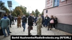 Активісти, волонтери і військові побратими пікетували управління поліції Києва з вимогою розслідувати побиття ветерана АТО і колишнього військовополоненого Дєєва