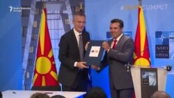 Stoltenberg uručio Zaevu pozivnicu za NATO Stoltenberg uručio Zaevu pozivnicu za NATO