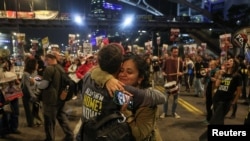 Porodice, rodbina i prijatelji izraelskih talaca reaguju na vijesti o pregovorima o prekidu vatre u Pojasu Gaze, u Tel Avivu, Izrael, 15. januara 2025.