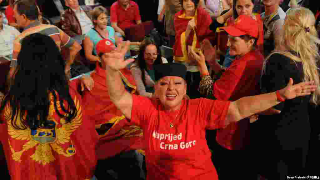 CG - Slavlje pristalica Koalicije za Europsku CG (DPS, SDP, LP) nakon pobjede na parlamentarnim izborima, Podgorica, 14. oktobar 2012.