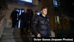 Horațiu Potra și fiul său, Dorian Potra, pleacă de la sectia 4 de poliție din București, 12 ianuarie 2025, după ce au fost audiați ca suspecți.