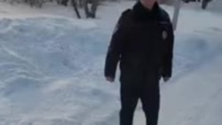 Задержанного у памятника жертвам политрепрессий в Новосибирске бьет ОМОНовец.mp4 Задержанного у памятника жертвам политрепрессий в Новосибирске бьет ОМОНовец.mp4