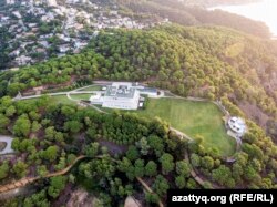 ფართობი: 20 ჰექტარი; სახლი სტუმრებისთვის: 3200 კვადრატული მეტრი (სავარაუდოდ)