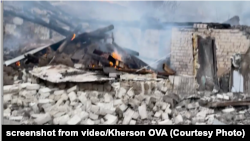 Наслідки одного з попередніх обстрілів Херсона, фото ілюстративне