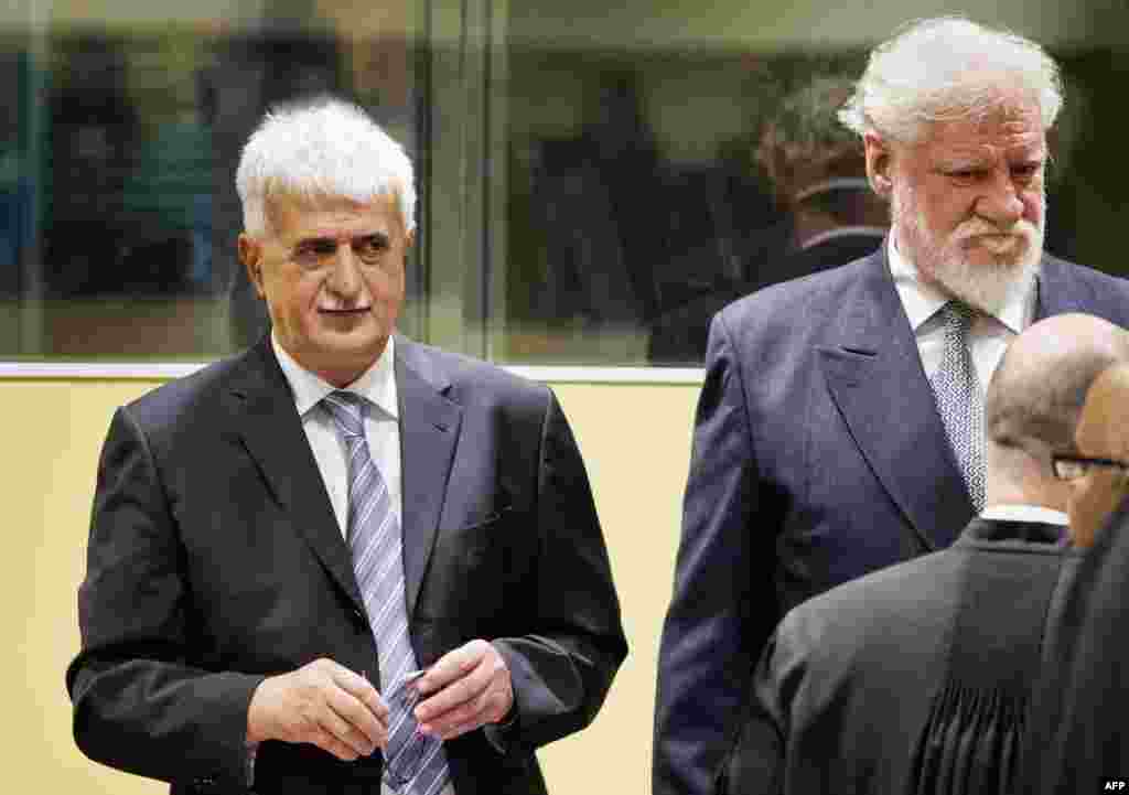 Bruno Stojić (L) i Slobodan Praljak (D) u sudnici neposredno prije izricanja presuda, Hague, 29. maj 2013. Foto: AFP / Jiri Buller