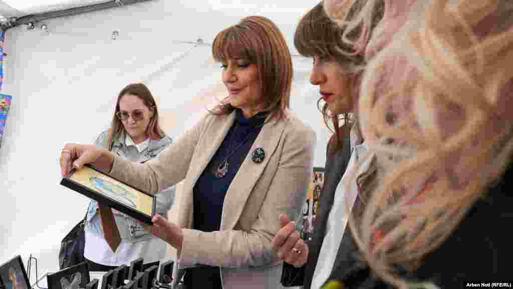 Ish-presidentja e Kosovës, Atifete Jahjaga (majtas), dhe ministrja në detyrë e Drejtësisë e Kosovës, Albulena Haxhiu (djathtas), derisa shikojnë produktet artizanale në panair.