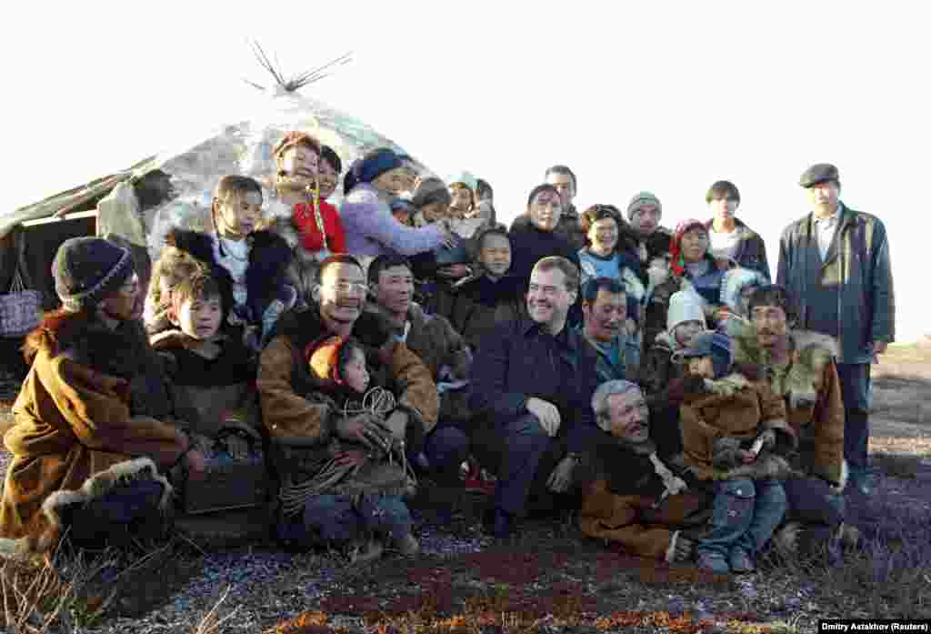 Na fotografiji od 23. septembra Medvedev pozira sa čuvarima irvasa u gradu Kančalanu u ruskoj regiji Čukotka.