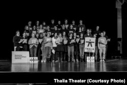 ჰამბურგი, თალია თეატრისა და დოიჩეს შაუშპილჰაუს მსახიობები კითხულობენ ნაწყვეტს ნინო ხარატიშვილის პიესიდან და ასე გამოხატავენ სოლიდარობის ქართული თეატრის და მსახიობების მიმართ