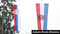 Zastave Srbije i Hrvatske (ilustrativna fotografija)