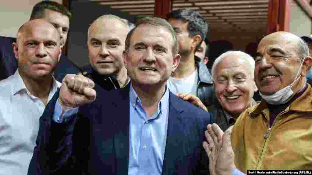 Народний депутат Віктор Медведчук у Печерському районному суді Києва після оголошення рішення про взяття його під цілодобовий домашній арешт до 9 липня. Київ, 13 травня 2021 року БІЛЬШЕ ПРО ЦЕ