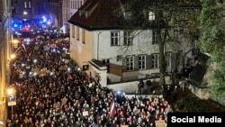 Oko 5.000 ljudi protestiralo je u središtu Rige protiv izlaska Latvije iz Istanbulske konvencije, 29. oktobra 2025.