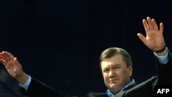 Виктор Янукович, по общему убеждению, место во втором туре себе уже обеспечил.