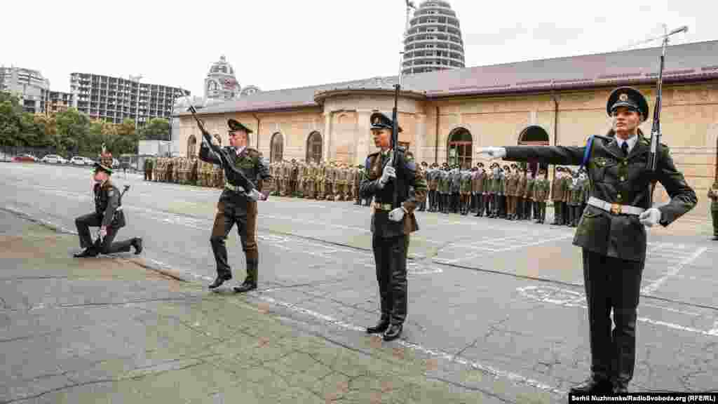 Показові виступи ліцеїстів зі зброєю під час урочистих заходів, присвячених новому навчальному року та святу «Першого дзвоника»