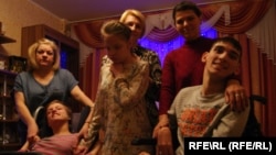 Родители детей-инвалидов в Петербурге: Богайцева Елена с Валерией, Андреева Ирина с Анной, Чинчлей Ольга с Андреем