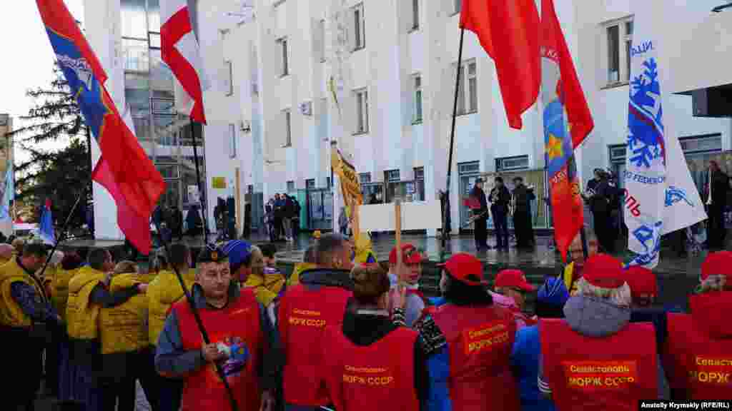 Севастопольский клуб «Морж СССР» на открытии сезона «Зимнее море» в центре Сак