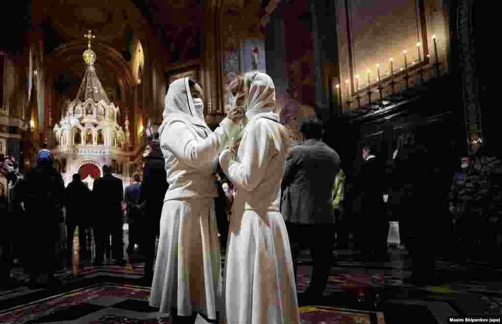 Віряни Російської православної церкви поправляють маски в храмі Христа Спасителя у Москві 