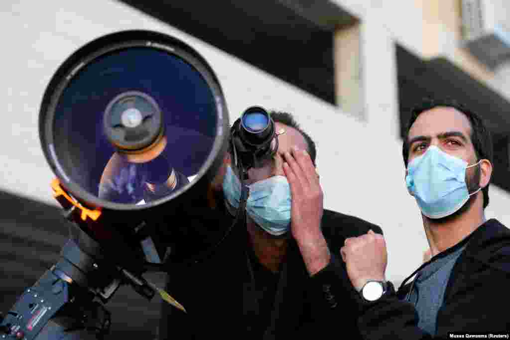 Ovi Palestinci u Herbaronu na Zapadnoj obali koriste teleskope da vide Mjesec. Mladi mjesec također označava početak mjeseca ramazana, 12. april.