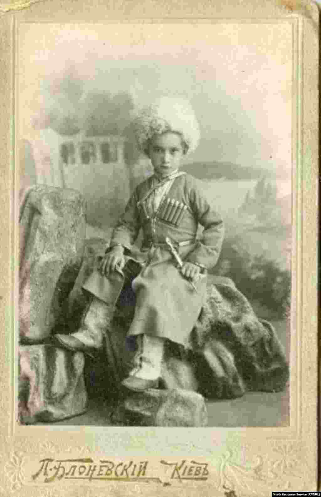 Черкеска была не только традиционной одеждой горцев Кавказа. Казаки отдаленных краев также любили щеголять в ней. На этом фото, снятом в Киеве, ребенка, очевидно, специально нарядили в черкеску. 