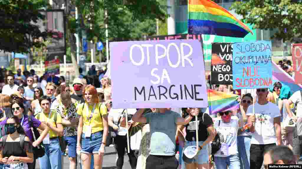 "U ovom društvu idemo u školu, radimo, gradimo naše porodice i smatramo da u svemu tome treba da postoji malo više empatije", dodala je Lejla Huremović. (na fotografiji: učesnici Povorke tokom držanje govora organizatora na Trgu BiH)