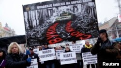 Demonstranti protiv upotrebe ćiriličnog pisma u gradu Vukovaru, protesti održani u centru Zagreba, 2014.