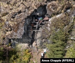 კაცი კლდის ძირში