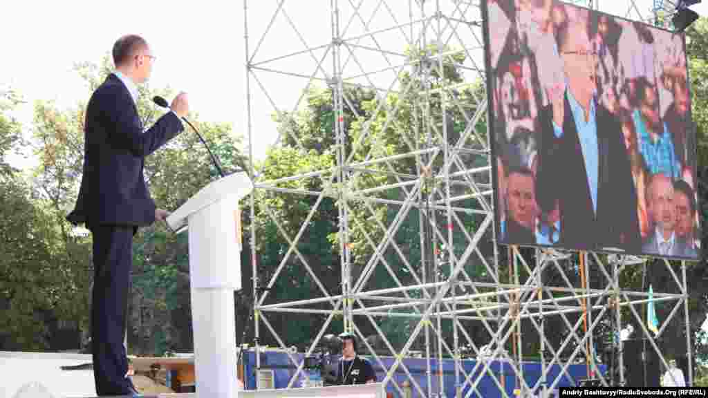 Лідер партії «Фронт змін» Арсеній Яценюк. Форум об’єднаної опозиції, Київ, 12 травня 2012 року