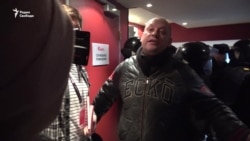 Защитник "Артдокфеста" за решеткой Защитник "Артдокфеста" за решеткой