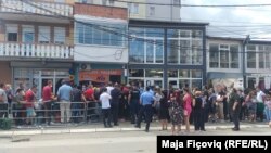 Građani koji čekaju na isplatu mesečne pomoći (Severna Mitrovica)