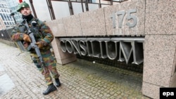 Бельгийский солдат охраняет здание Европейского совета по международным делам в Брюсселе