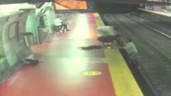 Дивись, куди йдеш! В Аргентині чоловік, захоплений телефоном, ледь не потрапив під потяг метро – відео Дивись, куди йдеш! В Аргентині чоловік, захоплений телефоном, ледь не потрапив під потяг метро – відео