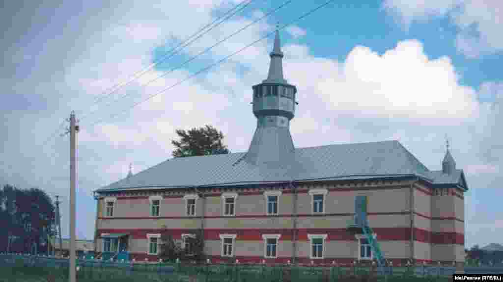 Мечеть "Центральная". Первая современная мечеть, построена в 1989 году. Обязанности имама исполняет Абдулкарим Айзатуллин (82 года). Относится к ЦДУМ России.