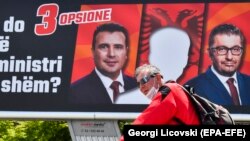Predizborni plakat vodeće albanske stranke DUI sa fotografijama Zaeva i Mickoskog i slobodnim mestom između, te sloganom "Albanac premijer. Zašto da ne?"