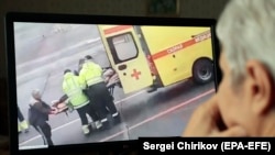 Видео, публикувано в социалните мрежи, показва как Навални е свален от борда на самолета и качен в линейка, която го отвежда в Омската спешна болница в четвъртък.