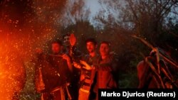 Izbeglice i migranti se greju na vatri u kampu Vučjak kod Bihaća, za koji predstavnici međunarodne zajednice i nevladine organizacije traže da se zatvori