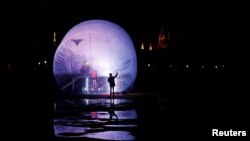 Izvođenje performansa umjetničke grupe Cirk La Putyka pod nazivom 'Izolacija', Prag, 31. oktobar 2020.