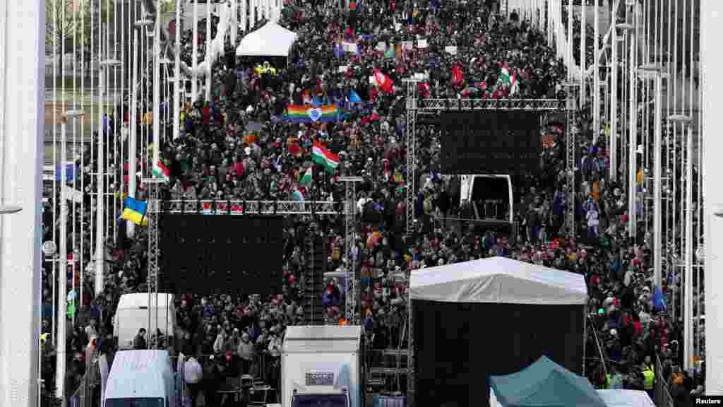 Demonstranti se okupljaju na mostu Elizabete u Budimpešti kako bi izrazili protest nakon što je mađarski parlament usvojio zakon koji će zabraniti LGBTQ+ zajednicama održavanje godišnje Povorke ponosa i koji također uvodi šira ograničenja slobode okupljanja.