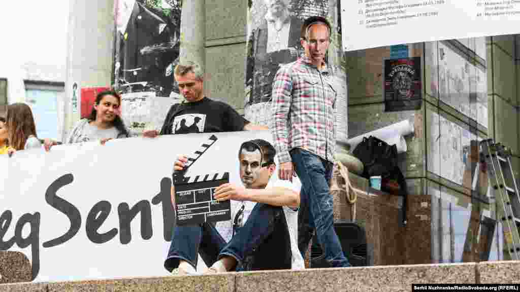 Активісти влаштували перформанс і надягли маски Путіна, Меркель, Трампа і Сенцова. «Путін» надягнув тюремну робу на «українського режисера», забрав у нього кіношну хлопавку і посадив у в'язницю