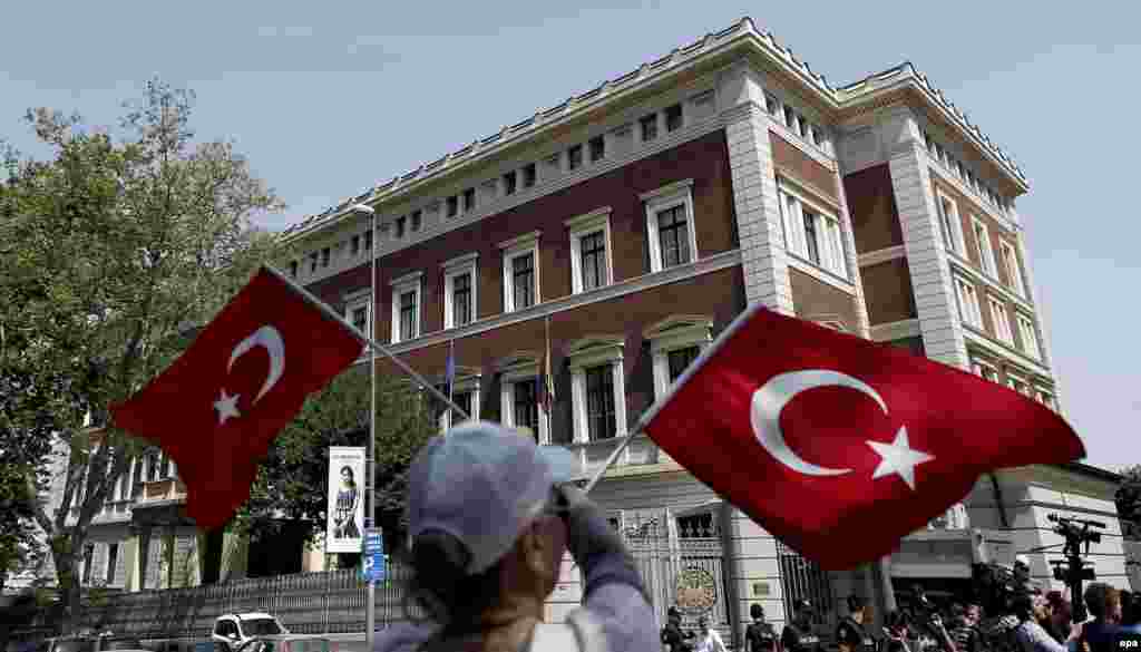 Выступающие против резолюции устроили демонстрацию напротив немецкого консульства в Стамбуле днем ранее